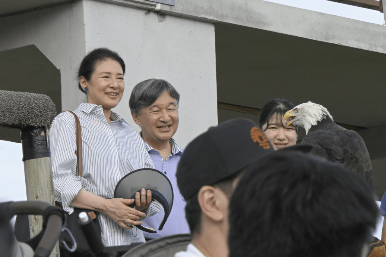 17日、どうぶつ王国でバードショーをご覧になられたご一家（来園者提供）