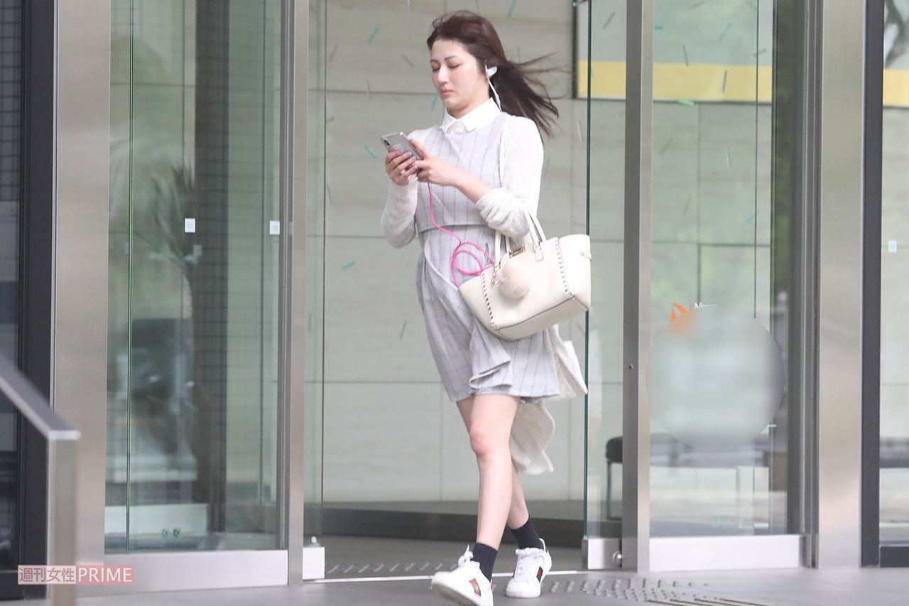 一心不乱にスマホを操作する新藤まなみ