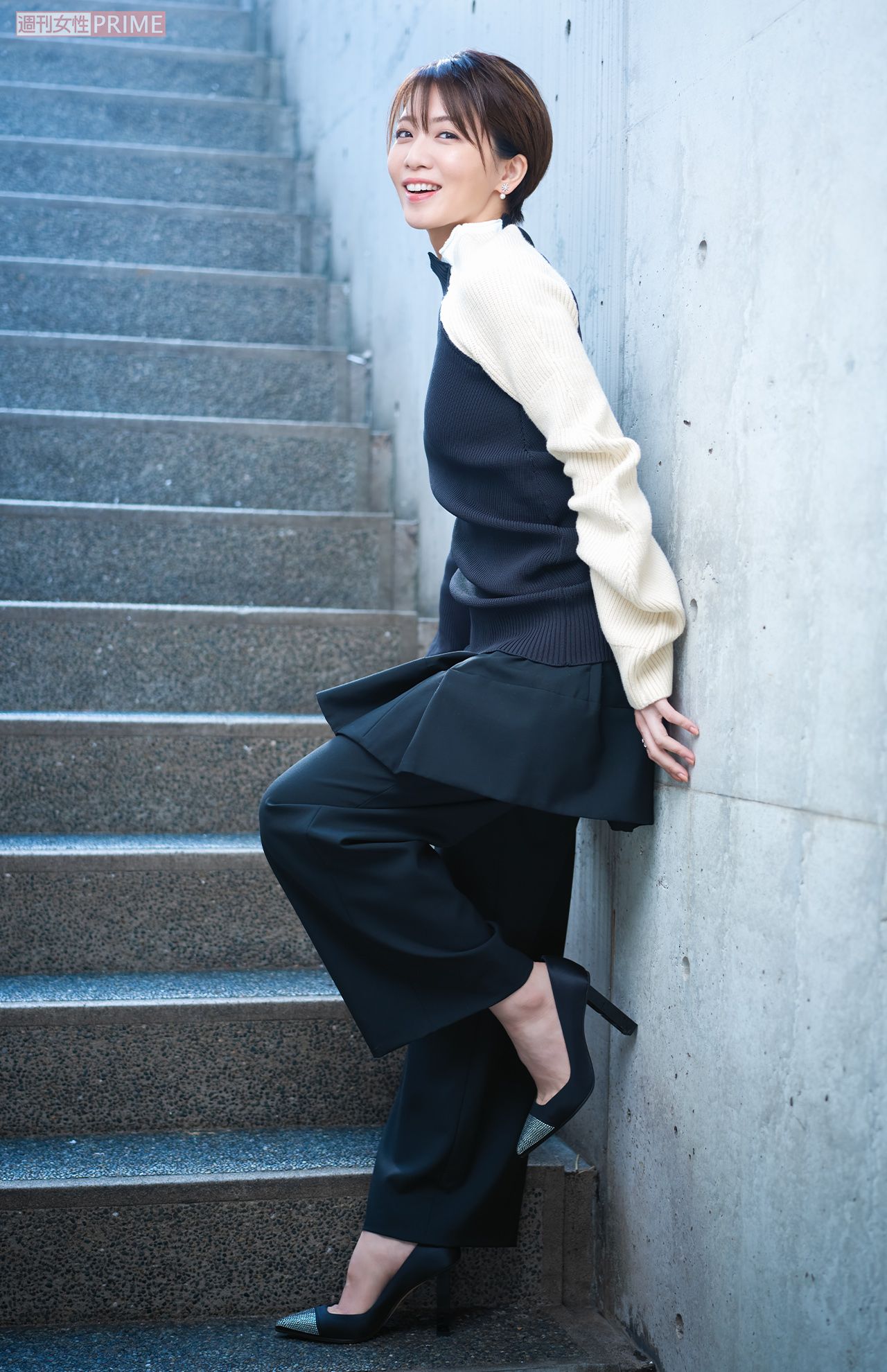 礼真琴　撮影／廣瀬靖士　ヘアメイク／赤松絵利（ESPER）　スタリイスト／細見佳代（ZENcreative）　衣装協力／VENDOMEAOYAMA（ヴァンドーム青山）、kengoKuma+MA,YU（ケンゴクマプラスマユ/ヴァンドームヤマダ）　撮影協力／PROPSNOW