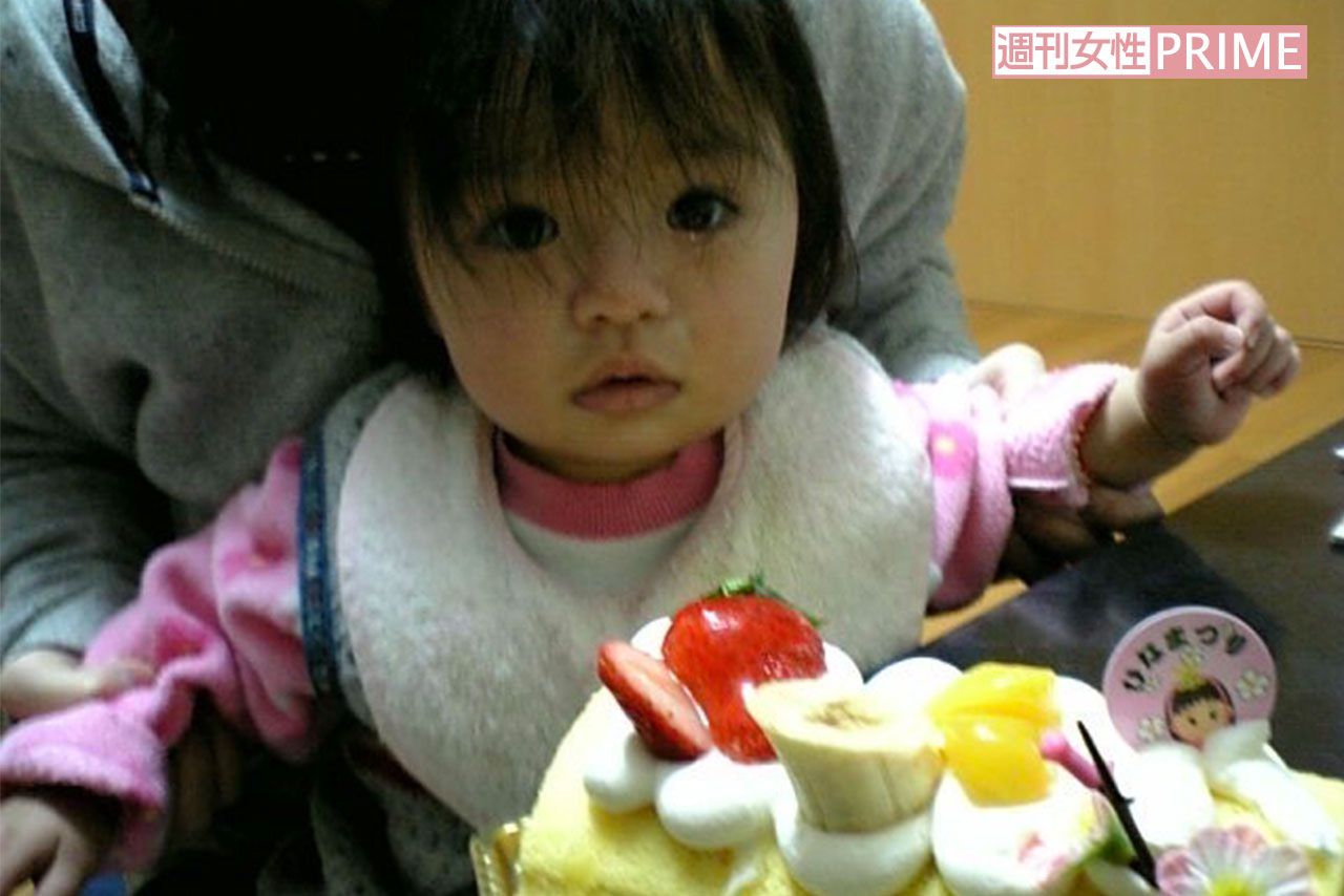 '08年3月、ひなまつりのお祝いでケーキを前にする愛実さん（阿部さん提供）