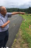 実験予定地を指さす長泥地区の鴫原区長。受け入れは苦渋の決断だった