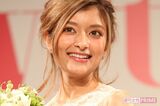 ローラの裸に見える農作業姿に「可愛いけど服きてくれw」、露出の嫌悪より“モデ…