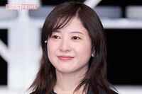 【目撃撮】Netflixドラマでムロツヨシと夫婦役の吉高由里子、撮影現場でハイタッチ！15年ぶり共演の“先輩”香里奈との仲良し姿