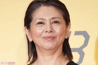 小泉今日子「生々しくて無理」“無着衣”ショット公開で『続・続・最後から二番目の恋』でも披露の“白髪”…