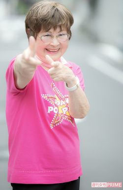 「私は自分でラッキー、ラッキーと思って動くから、どんどんラッキーなことがやって来る!!」とラッキーポーズを決める滝野さん