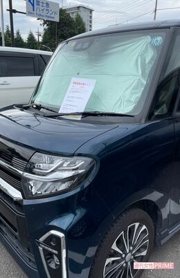 無断駐車禁止の注意喚起の紙が貼られた車