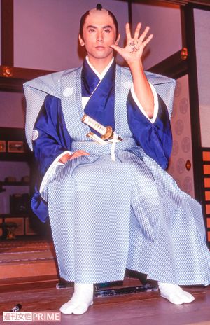 '98年に放送されたNHK大河ドラマ『徳川慶喜』に主演。撮影現場で見せた手のひらには息子・雅樂（うた）の名前が