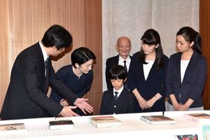 『対馬丸』の絵本をご覧になる悠仁さまの背後には山本和昭さんの姿も。秋篠宮さまは身振りを交えてご説明を（'14年8月）