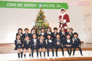 ツリーをバックに「メリ～クリスマ～ス！」　撮影／渡邉智裕