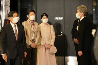 “コトー先生”役の吉岡秀隆(右)とおことばを交わされた天皇ご一家('22年12月)