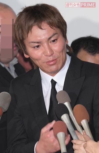 踏み込んだ質問をされると、明らかに声がトーンダウン。淫行についても明言せず、モヤモヤの残る会見となった