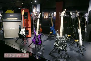楽器エリアでは松本が所有し、希少価値が高い貴重なビンテージギターも初公開。松本だけでなく稲葉のギターも展示されている　撮影／近藤陽介