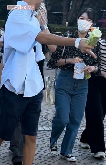 黒いブラウスは『ユニクロ』製。デニムとスニーカーで歩きやすく（2023年9月12日、東京ドームシティに来訪された愛子さま）