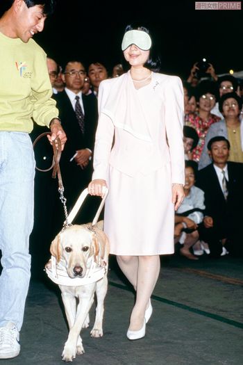 福井県で開かれたボランティアイベントで黒田清子さん（当時は紀宮さま）が盲導犬体験をした場面（'93年9月）