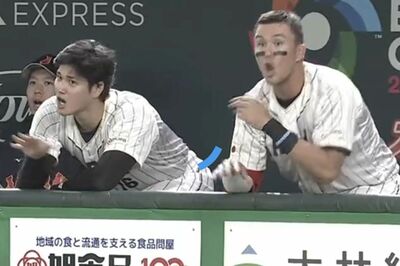 試合中のプレーを見てアメリカンなリアクションをとる大谷翔平とラーズ・ヌートバー選手（Primevideoより）