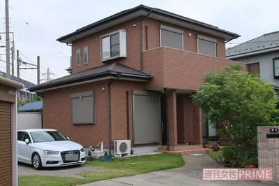 容疑者の自宅。近くに線路が通っていて、電車の走る音がよく聞こえる