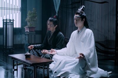 瞑想中の2人。魏無羨はうとうと……『陳情令』（C）2019 ShenzhenTencent Computer Systems Company Limited