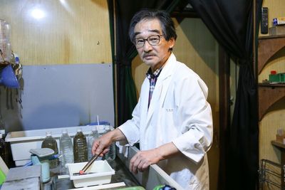 不可能とされた「モノクロ写真」の修復を行う、世界にただ1人の写真修復師