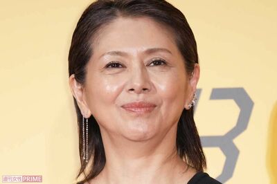 小泉今日子「生々しくて無理」“無着衣”ショット公開で『続・続・最後から二番目の恋』でも披露の“白髪”…