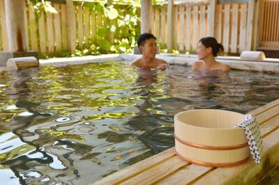 混浴消滅の危機！ 1300年の歴史ある日本の温泉文化は、高齢化が進む現代にこそ必要だった、混浴利用の老夫…