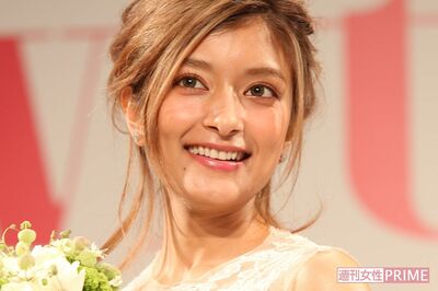 ローラの裸に見える農作業姿に「可愛いけど服きてくれw」、露出の嫌悪より“モデルなのに”と本気で心配さ…