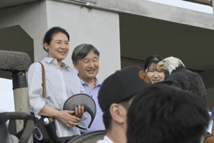 17日、どうぶつ王国でバードショーをご覧になられたご一家（来園者提供）