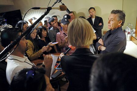 大谷が脇腹を痛めた際、バレロ氏（右）は靭帯について説明中だった　写真/共同通信社