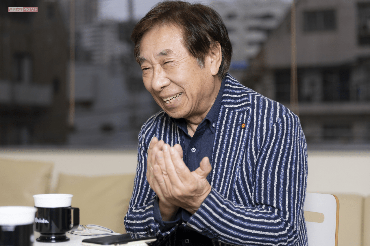 「今でも、イントネーションに少しでも違和感を覚えたら、スマホアプリの『NHK日本語発音アクセント新辞典』ですぐ調べるようにしています。これは手放せませんね」と窪田さん（撮影／矢島泰輔）