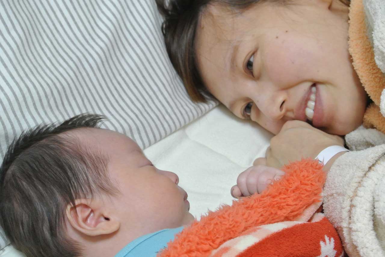 出産直後の奈緒さん。この後、乳がんの転移が明らかになる