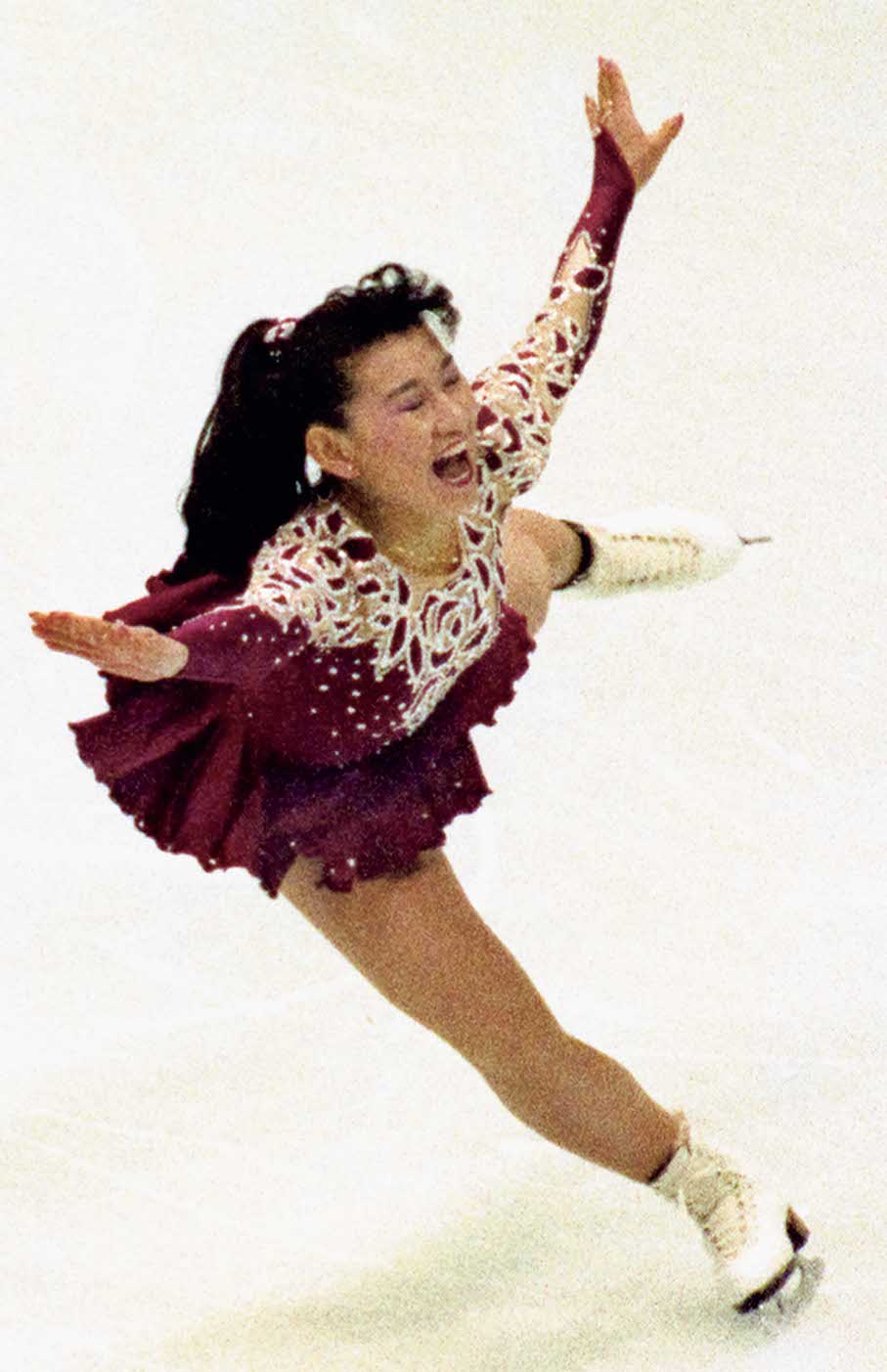 トリプルアクセルを武器にフィギュアに五輪初メダルを。世界選手権優勝も日本人初　写真/共同通信社