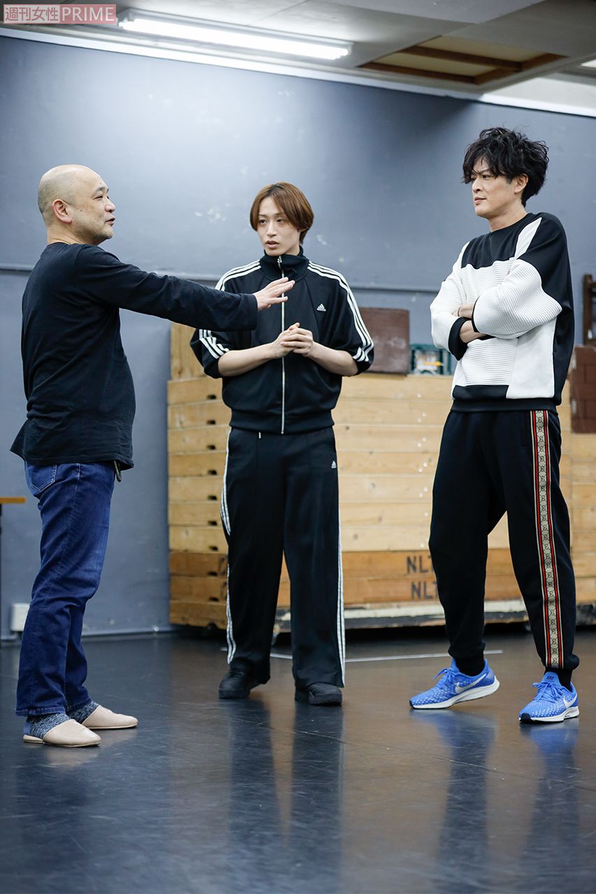 動きのひとつひとつを演出家と話し合う　撮影／廣瀬靖士