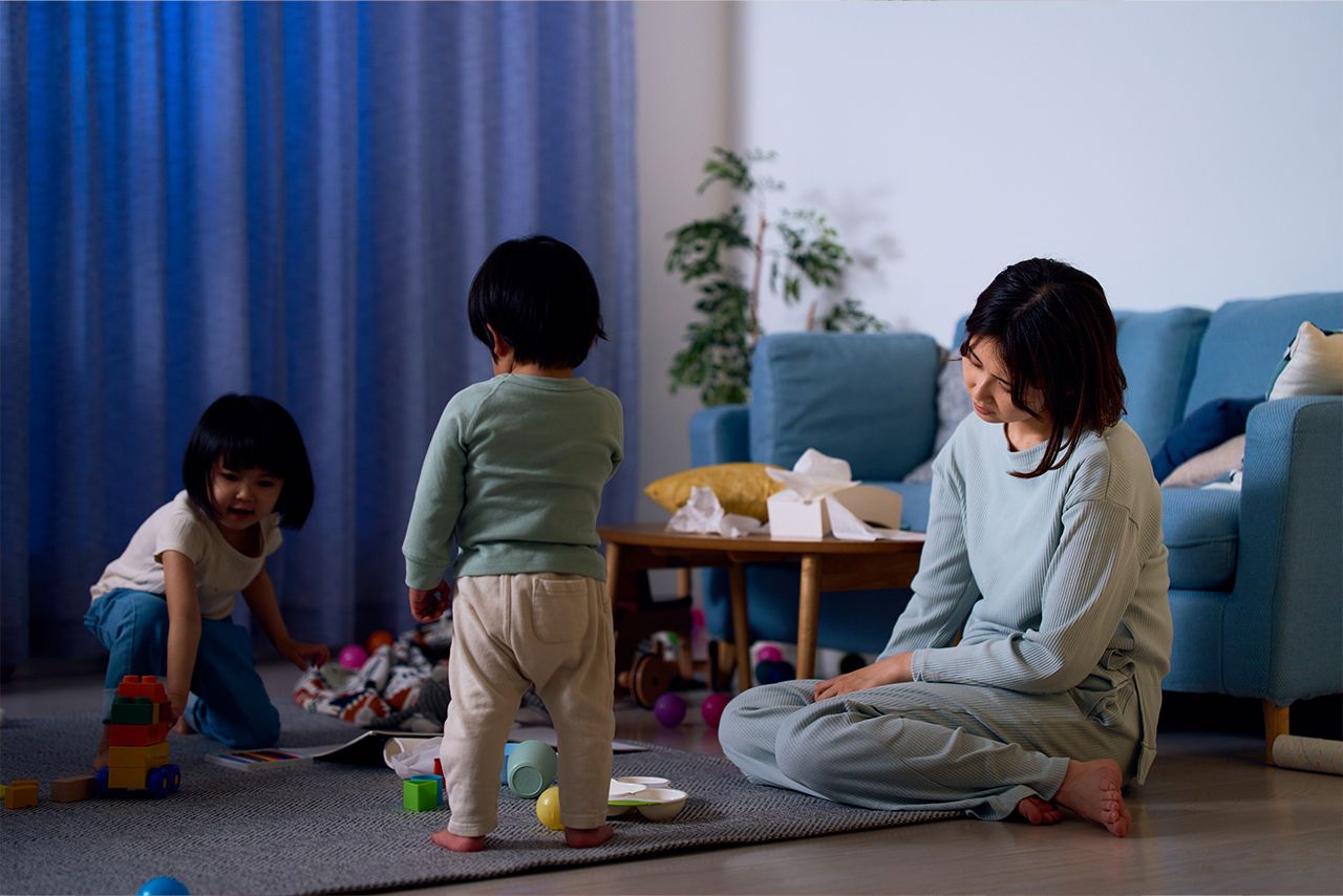 「取るだけ育休」はワンオペ育児の温床に。日本は女性の睡眠時間が先進国で最短というのも納得