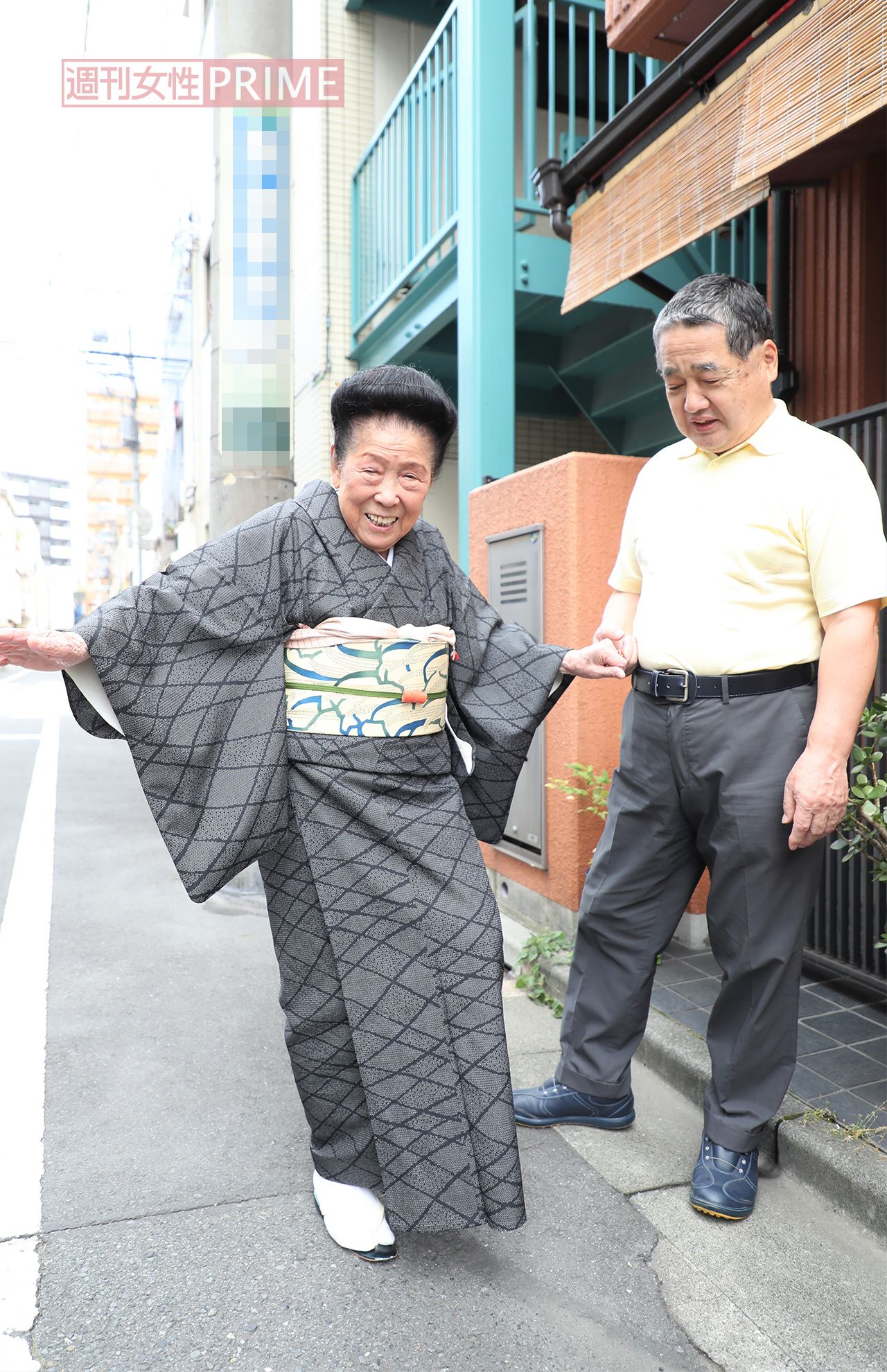 夫の成田常也さんに手を引かれ、元気よく歩く内海桂子さん