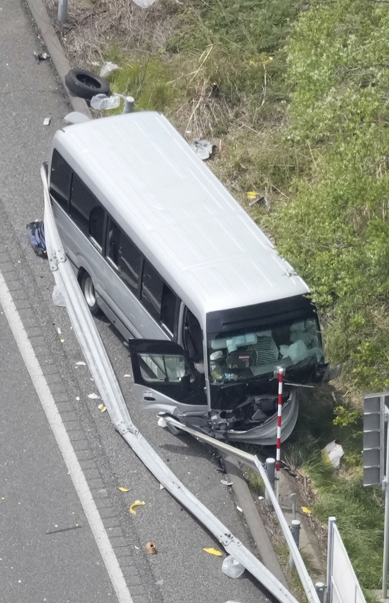 2026年5月6日、磐越道でマイクロバスがガードレールに衝突し、21人の死傷者を出す事故が起きた　写真／共同通信社