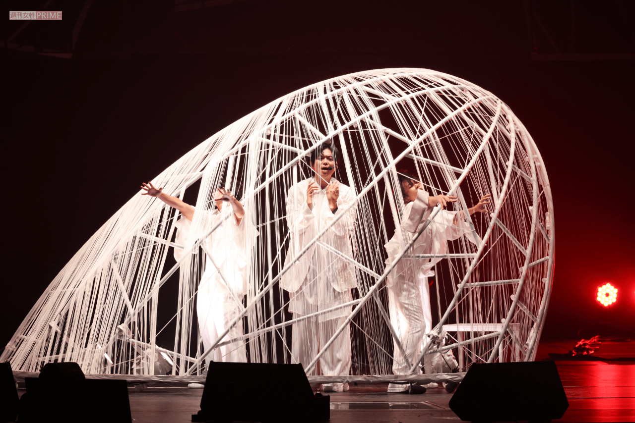 加藤は、曲名『Cocoon』のとおり、繭から羽ばたいて蝶になる姿をはかなくも美しく表現した（撮影／齋藤周造）