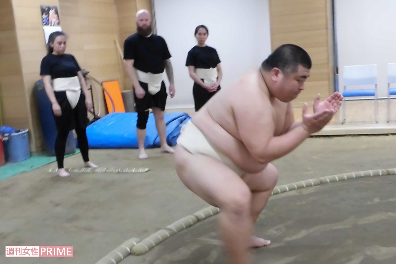 すり足の見本を見せる先生