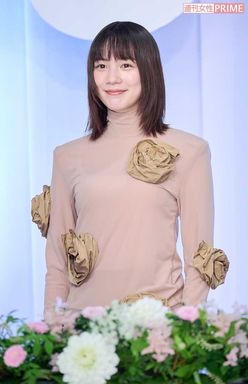 映画『てっぺんの向こうにあなたがいる』完成報告会見に登場した、のん。独特な衣装が話題に