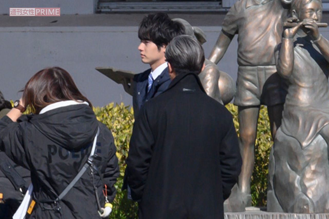 1月下旬に行われた、木村拓哉との撮影に参加した赤楚衛二。横顔だけでも端正な顔立ちが際立つ