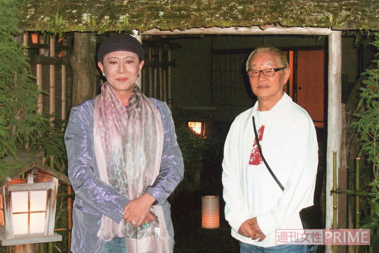 親友の美川憲一との掛け合いは漫才のよう。出会いを遡れば、約70年となる