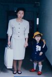 昌美さんの幼稚園の入園式で、母・二三子さんと