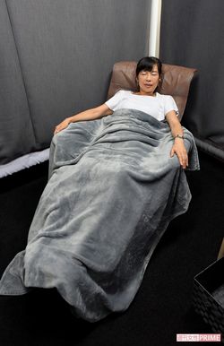 カフェイン入りのコーヒーを飲んで「ナップ」。フランスベッド製のチェアは未体験の快適さ　撮影／渡邉智裕