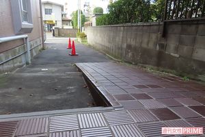 マンション玄関にはスロープがあり、車イスは出入りしやすかった