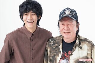 松坂桃李（左）と古田新太（右）  撮影／高梨俊浩