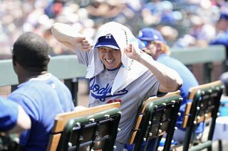 日本時間2025年8月22日、ベンチでリラックスして笑顔を見せる大谷翔平／共同通信