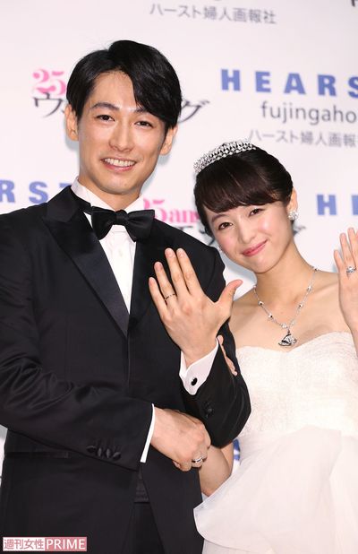 『はぴまり〜Happy Marriage!?〜』共演の清野菜名とタキシード＆ウエディングドレス姿で　撮影／『週刊女性』写真班