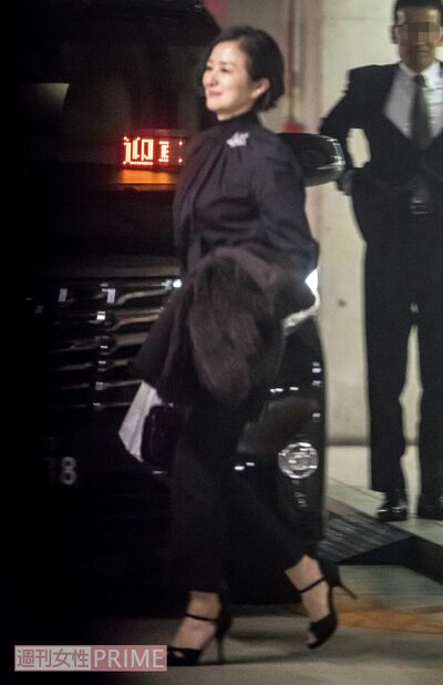 ドラマ『グランメゾン東京』の打ち上げで会場を後にする鈴木京香