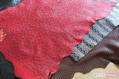 キョンの革を使った印伝の生地。滑らかで柔らかい手触りで丈夫