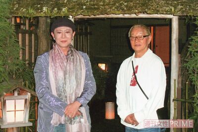 親友の美川憲一との掛け合いは漫才のよう。出会いを遡れば、約70年となる