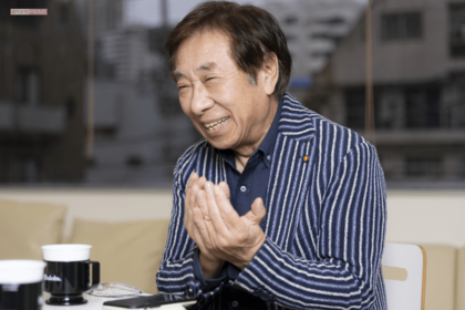 「今でも、イントネーションに少しでも違和感を覚えたら、スマホアプリの『NHK日本語発音アクセント新辞典』ですぐ調べるようにしています。これは手放せませんね」と窪田さん（撮影／矢島泰輔）