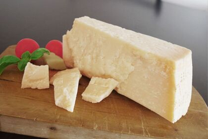 熱中症の予防になるタンパク質が多く含まれる『ナチュラルチーズ／パルメザン』。100グラムあたり44グラムのタンパク質量（出典は文部科学省「食品成分データベース」）